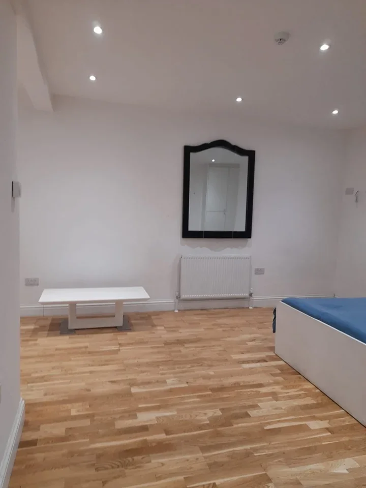 Flat Holland Road in Greater London