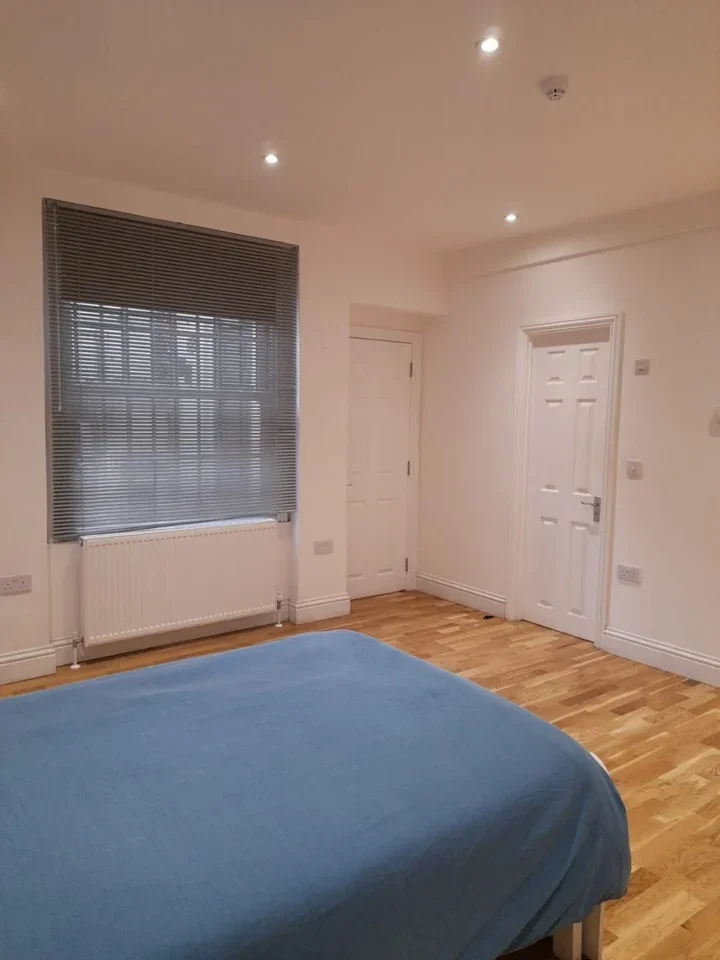 Flat Holland Road in Greater London
