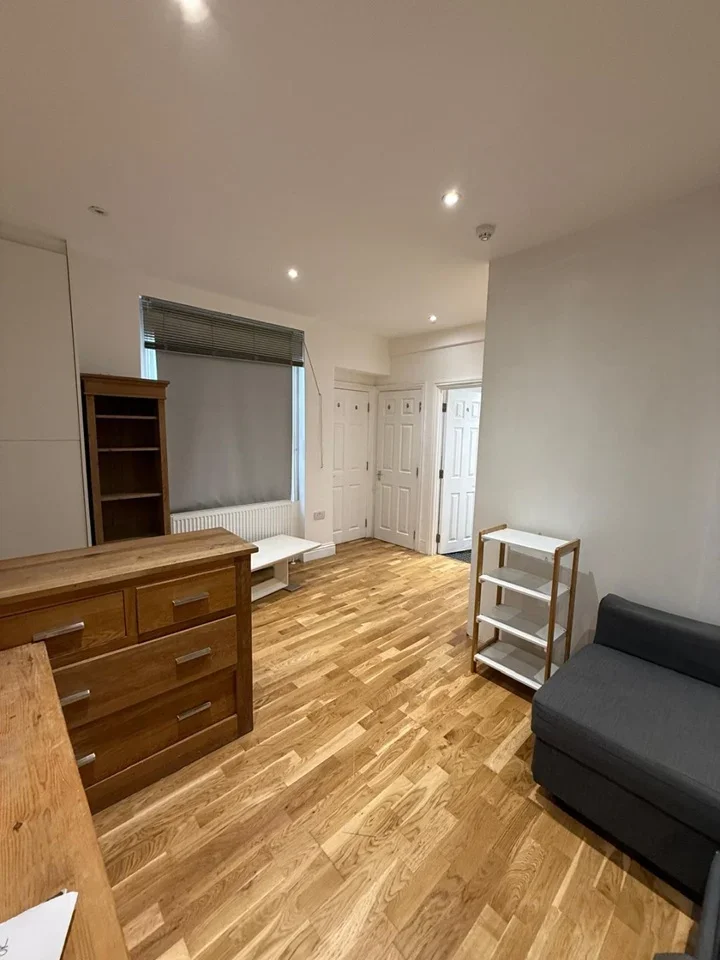 Flat Holland Road in Greater London