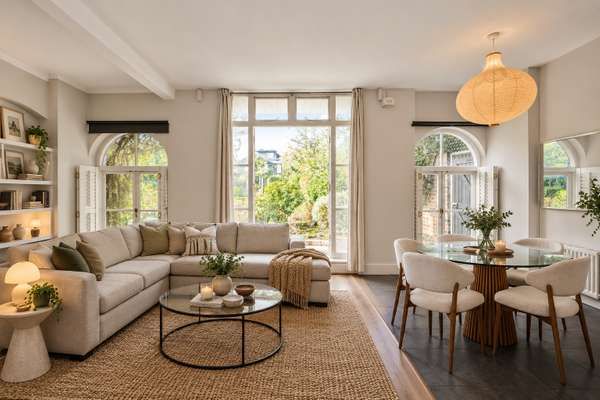 Flat Castelnau in Greater London