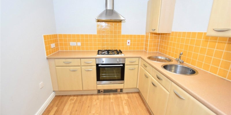 Flat Ladybower Close in Moreton