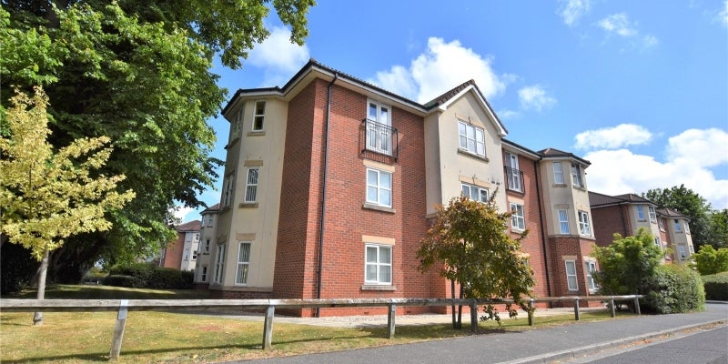 Flat Ladybower Close in Moreton
