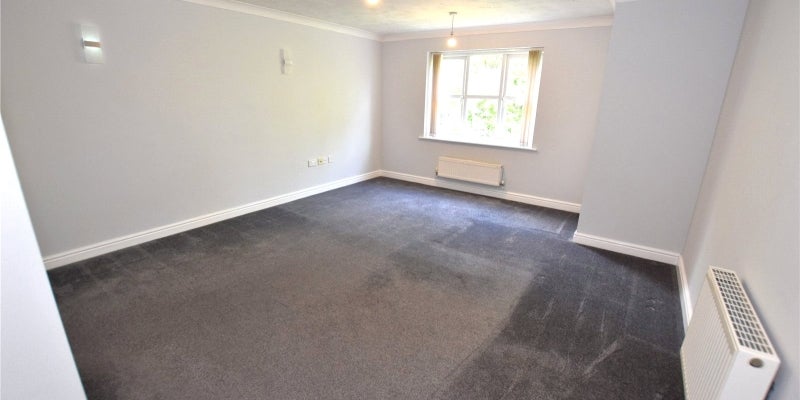 Flat Ladybower Close in Moreton