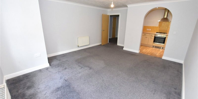 Flat Ladybower Close in Moreton