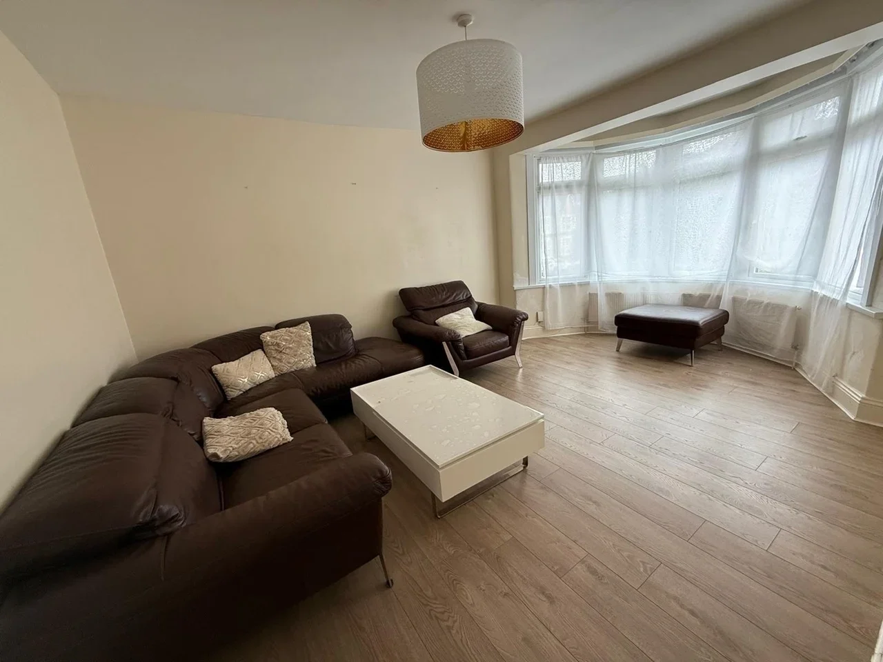 Flat Abbotts Park Road in Greater London