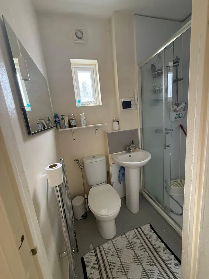 Flat Abbotts Park Road in Greater London