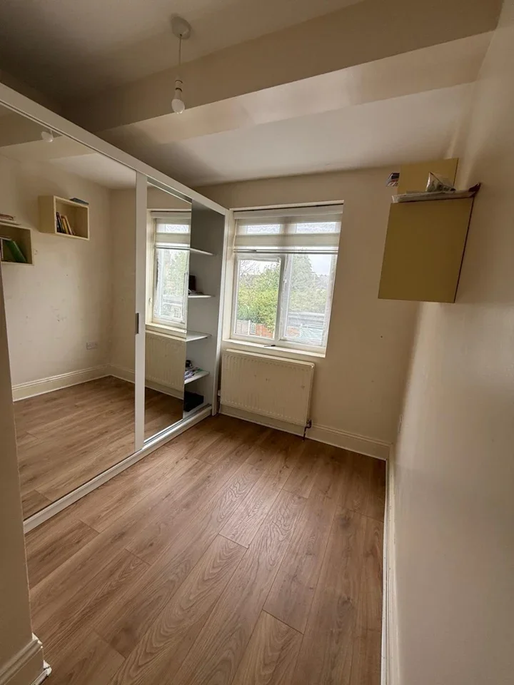 Flat Abbotts Park Road in Greater London