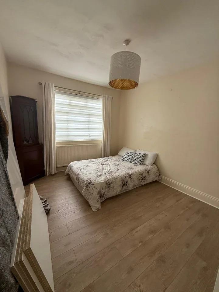Flat Abbotts Park Road in Greater London