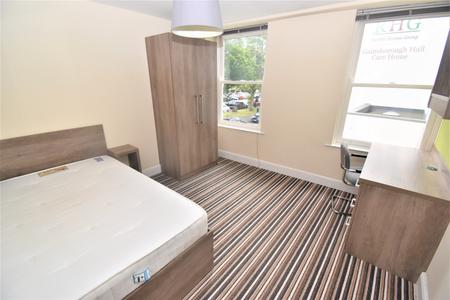 Flat Powers Court in Royal Leamington Spa