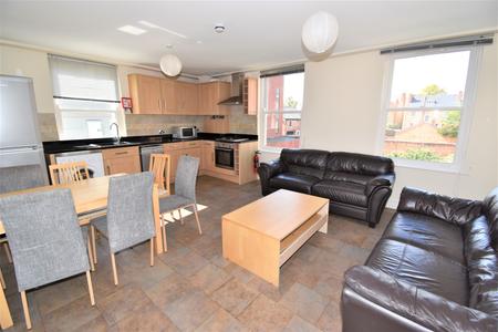 Flat Powers Court in Royal Leamington Spa