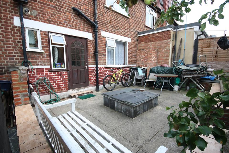 Room Hoylake Road in Greater London