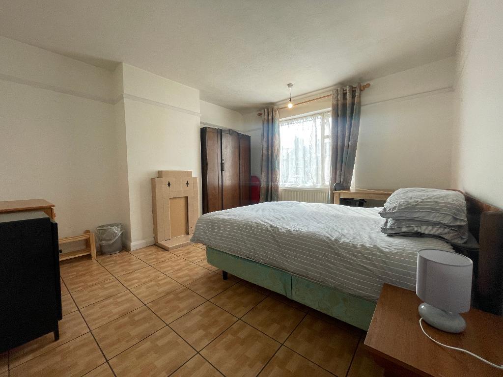 Room Hoylake Road in Greater London