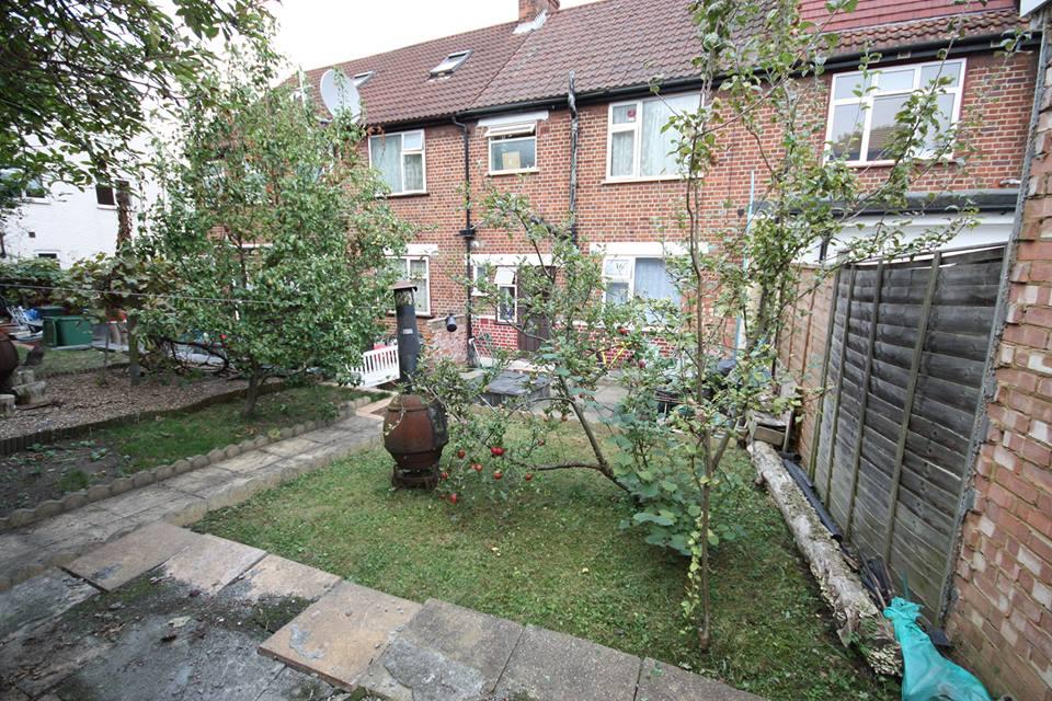 Room Hoylake Road in Greater London