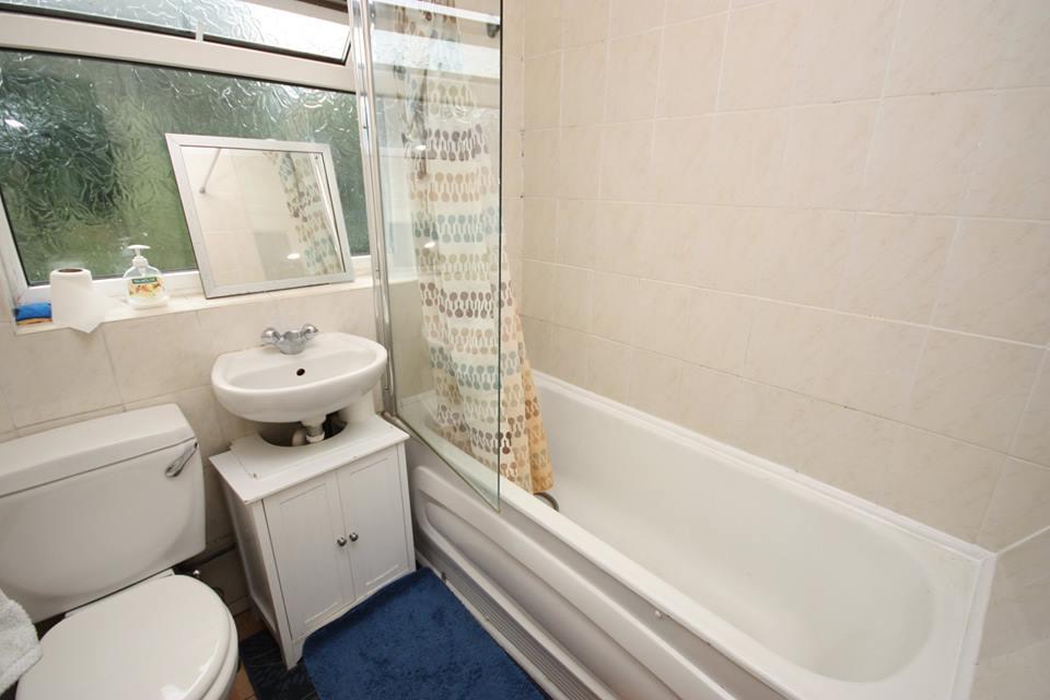 Room Hoylake Road in Greater London