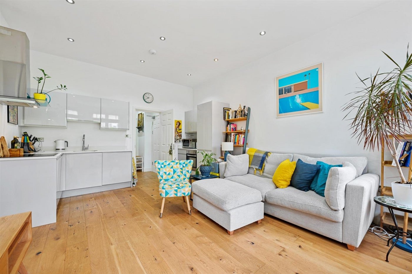 Flat Rondu Road in Greater London