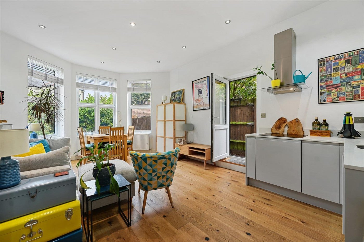 Flat Rondu Road in Greater London