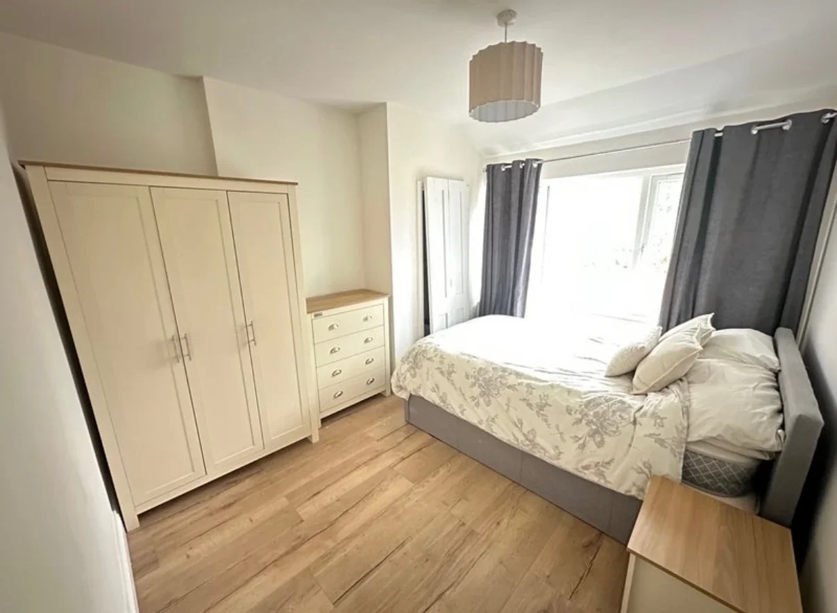 Room Rosebank Avenue in Greater London