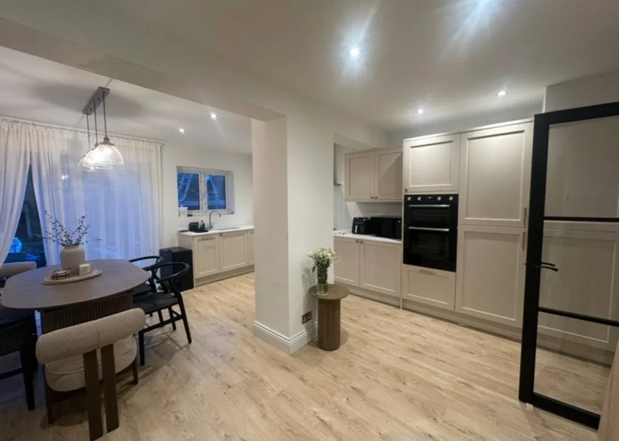 Room Rosebank Avenue in Greater London