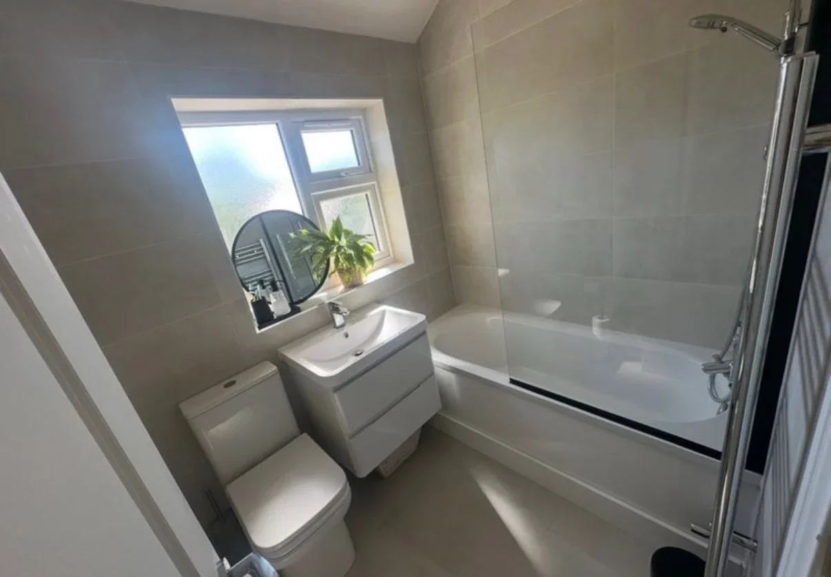 Room Rosebank Avenue in Greater London
