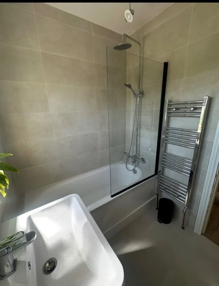Room Rosebank Avenue in Greater London