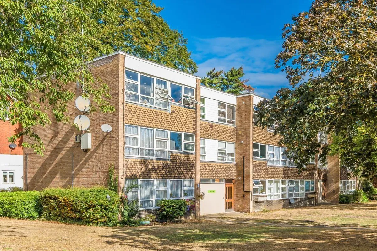 Flat Bucklands Road in Greater London