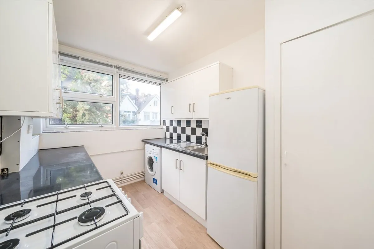 Flat Bucklands Road in Greater London