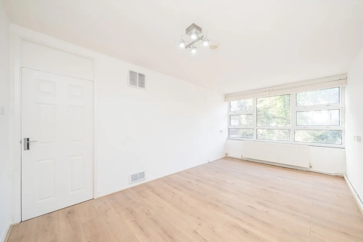 Flat Bucklands Road in Greater London