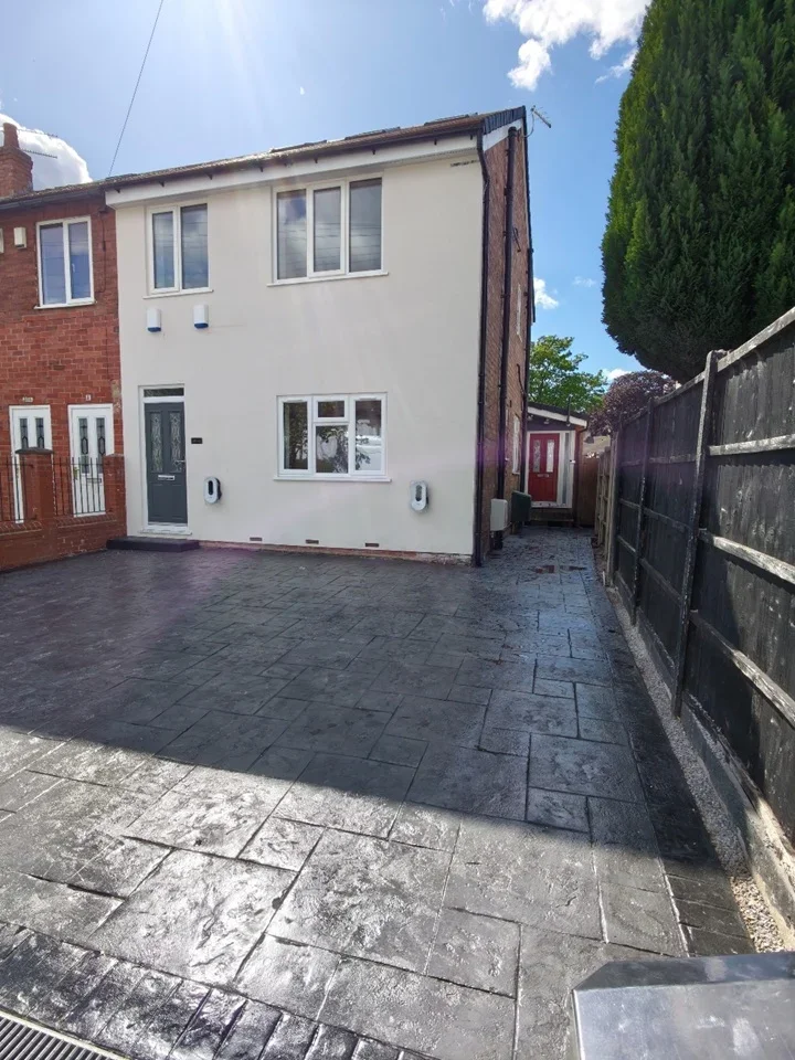 Flat Parrs Wood Road in Manchester