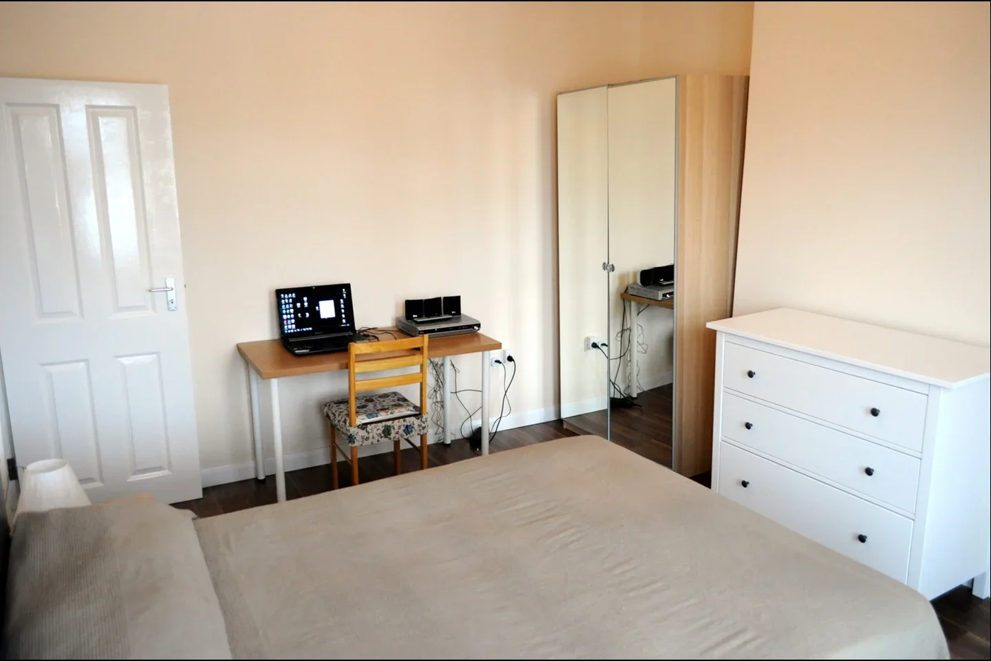 Flat Lordship Lane in Greater London