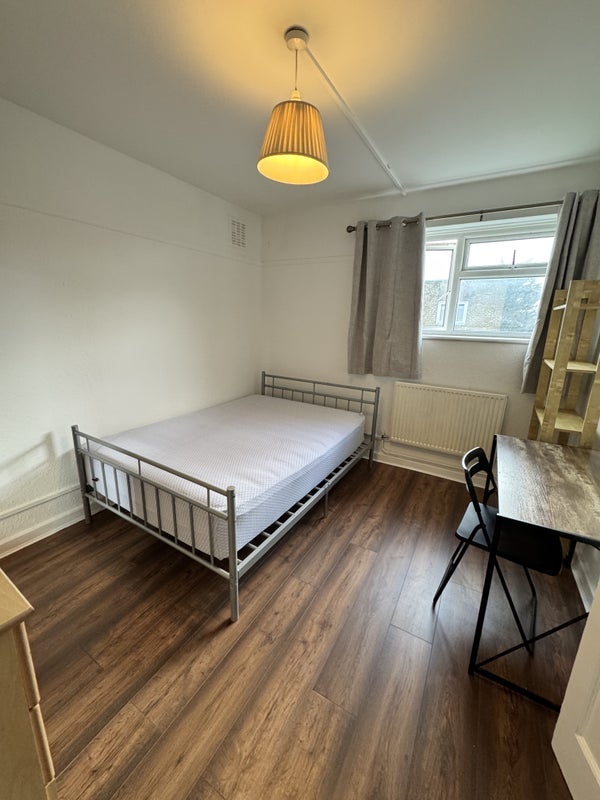 Room Sir Alexander Close in Greater London
