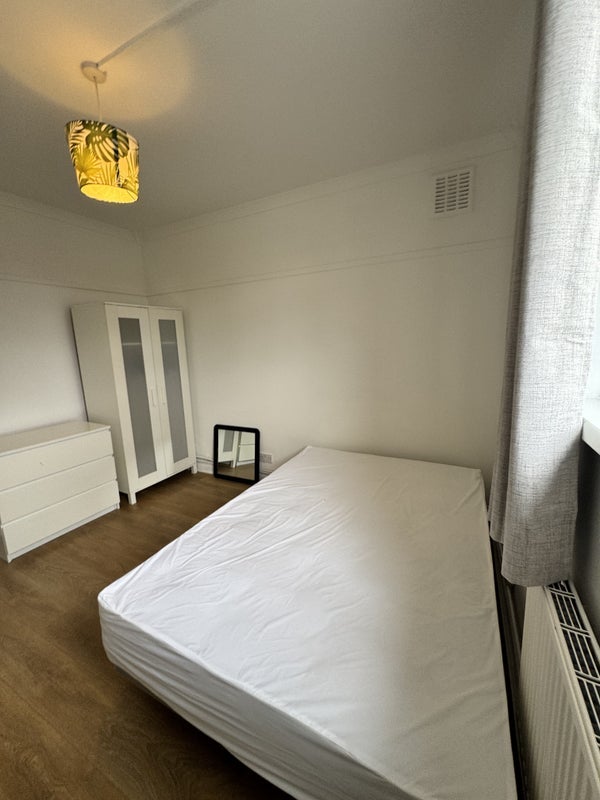Room Sir Alexander Close in Greater London