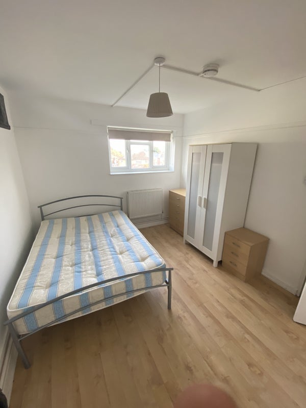 Room Sir Alexander Close in Greater London