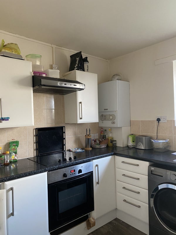 Room Sir Alexander Close in Greater London