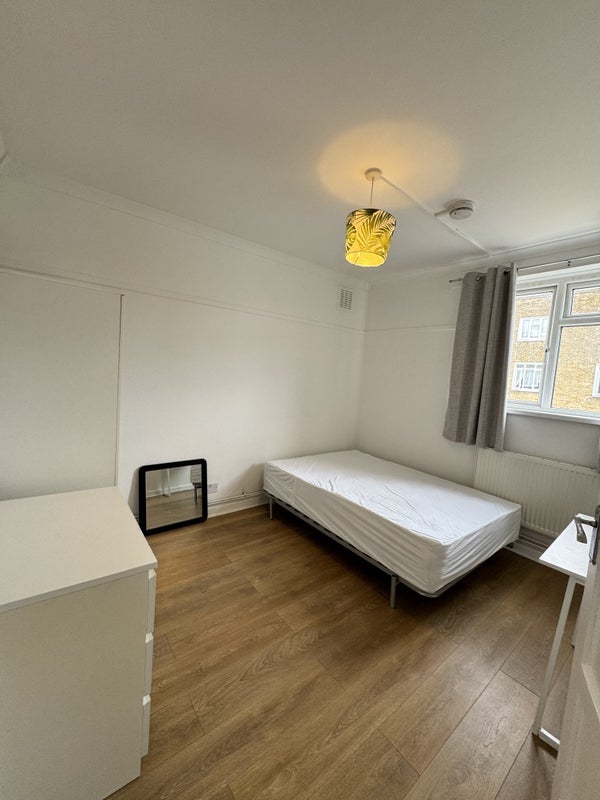 Room Sir Alexander Close in Greater London