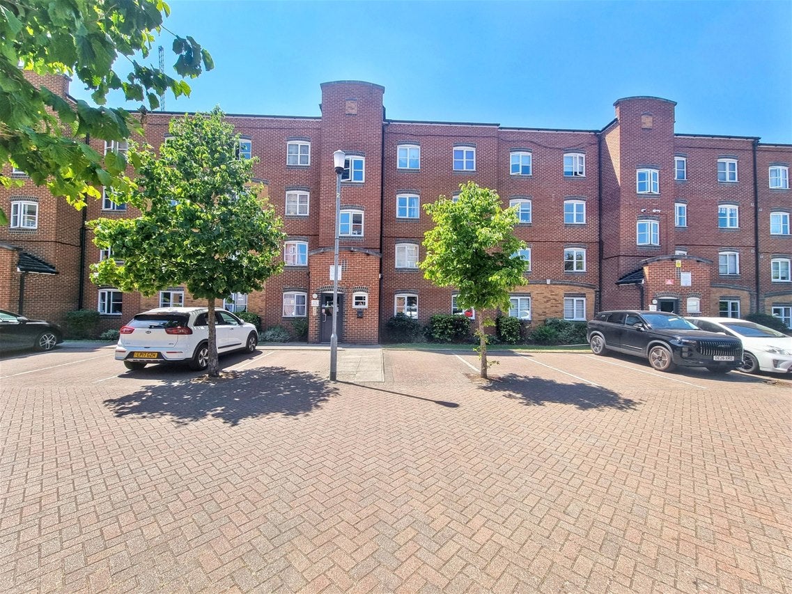 Flat Otter Close in Greater London