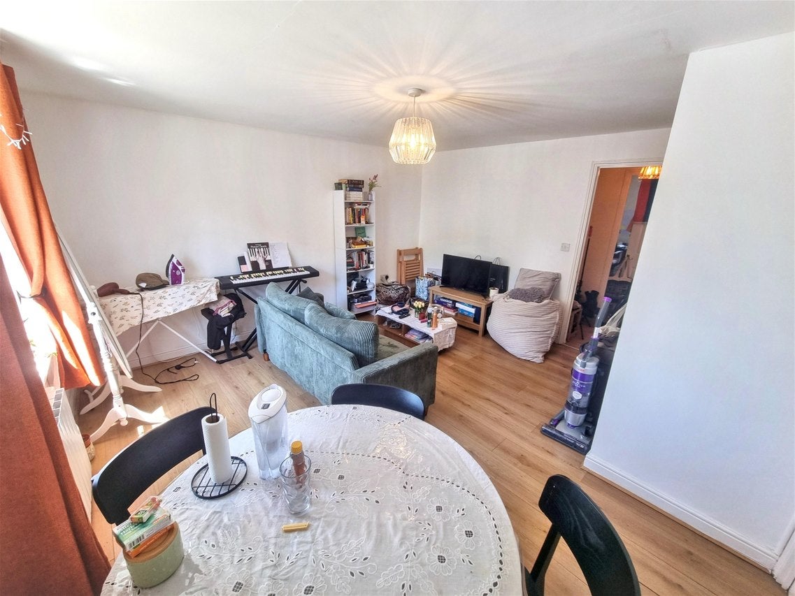 Flat Otter Close in Greater London