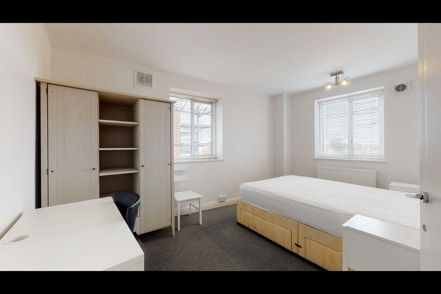 Flat Robinson Road in Greater London