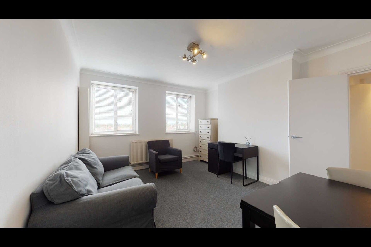 Flat Robinson Road in Greater London