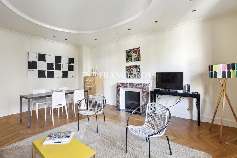 Appartement Rue des Belles Feuilles à Paris
