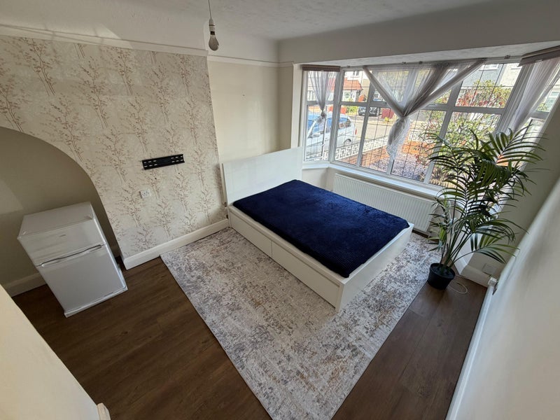 Room Bromley Road in Greater London