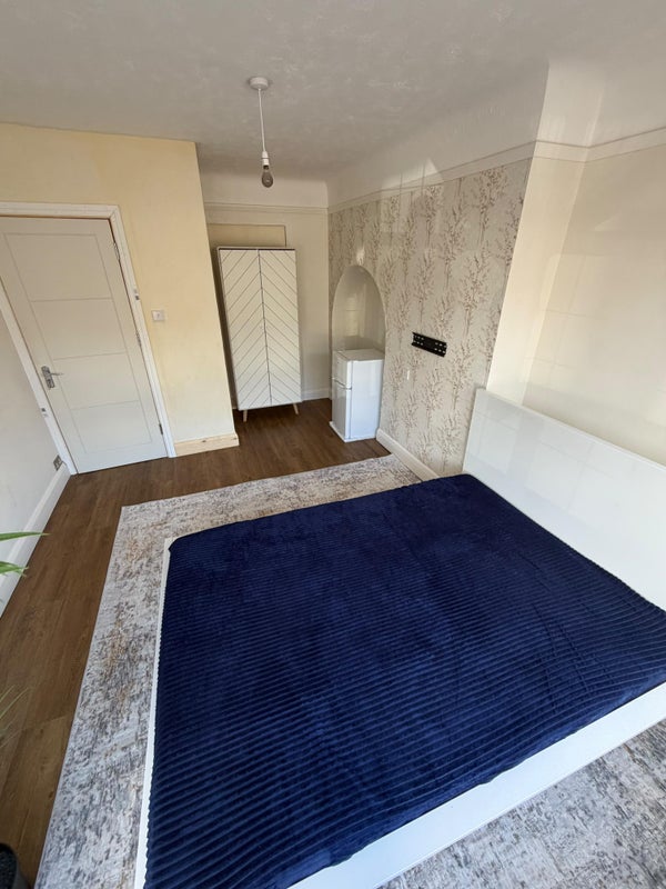 Room Bromley Road in Greater London