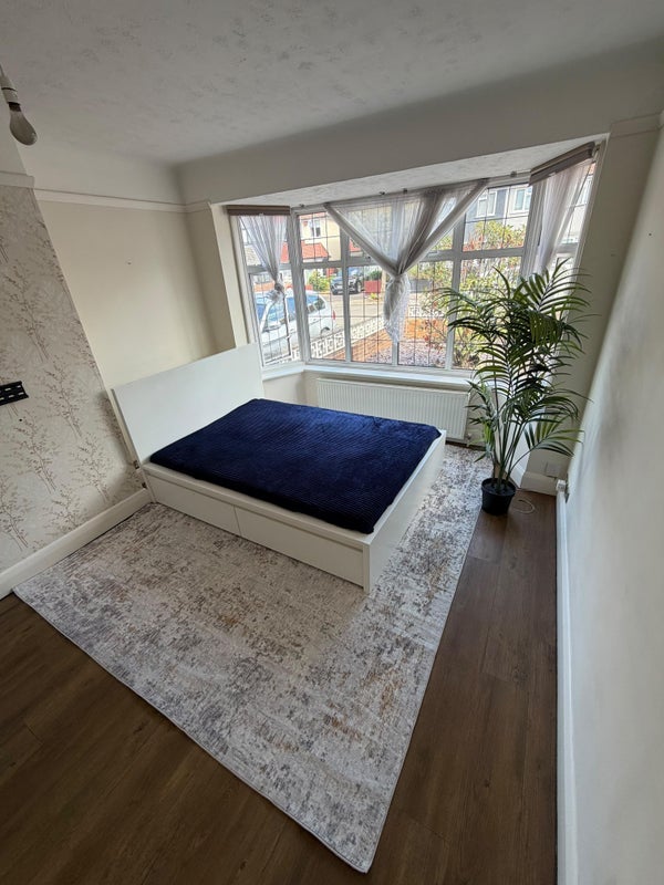 Room Bromley Road in Greater London