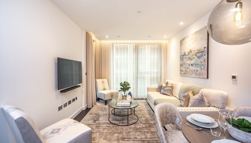 Flat Ponton Road in Greater London