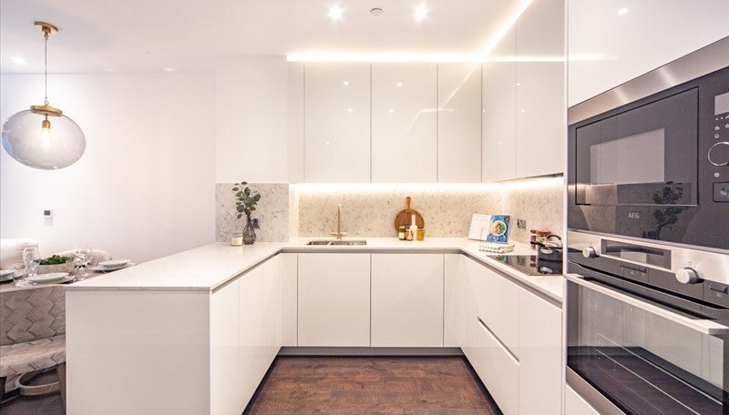 Flat Ponton Road in Greater London