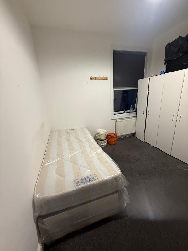 Room Shrewsbury Road in Greater London