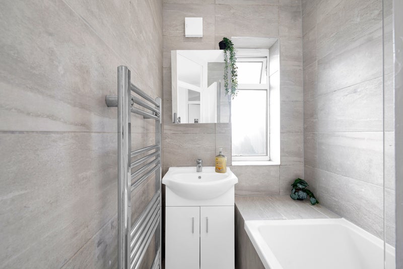 Room Empire Way in Greater London