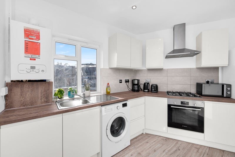 Room Empire Way in Greater London