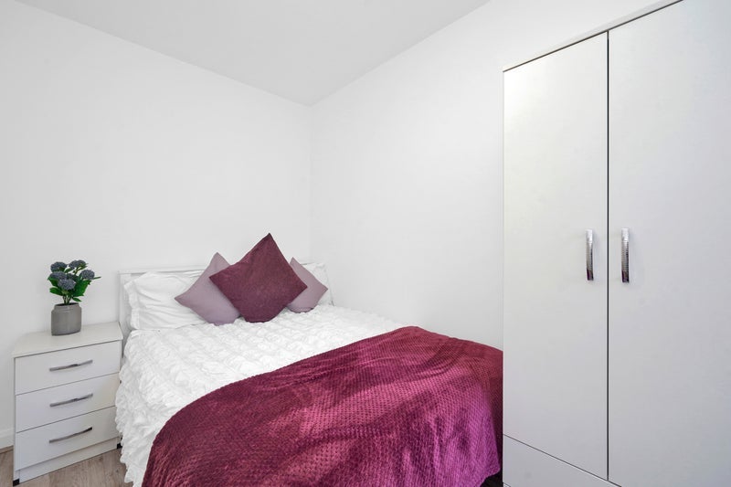 Room Empire Way in Greater London