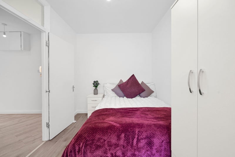 Room Empire Way in Greater London