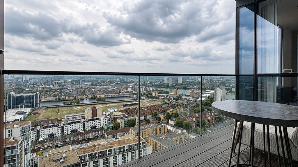 Flat Dockyard Lane in Greater London